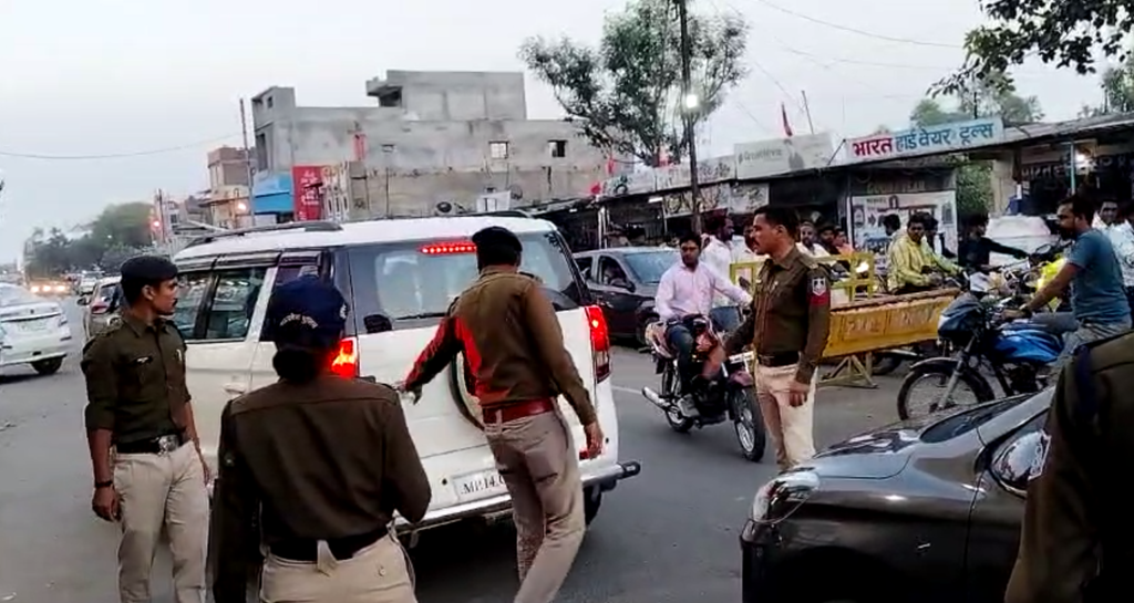 चुनाव प्रसार थमते ही प्रशासन हुआ अलर्ट पिपलिया मंडी चौपाटी पर चेकिंग अभियान शुरू चौकी प्रभारी अभिषेक बोरासी द्वारा