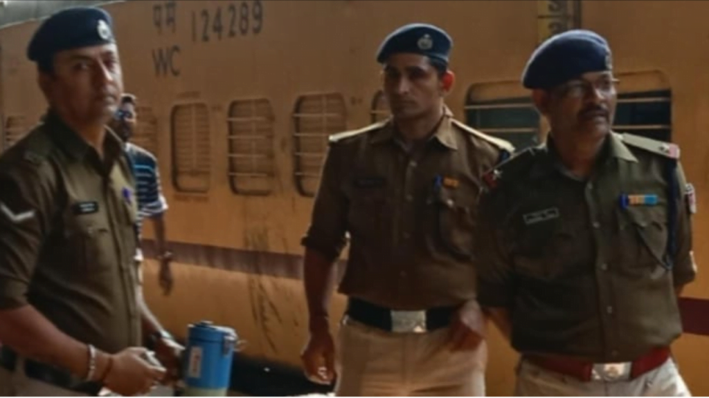 नीमच आरपीए पुलिस के द्वारा ट्रेन में सफर करने वाले यात्रियों को समझाइश दी गई नीमच आरपीए पुलिस के द्वारा ट्रेन में सफर करने वाले यात्रियों को समझाइश दी गई
