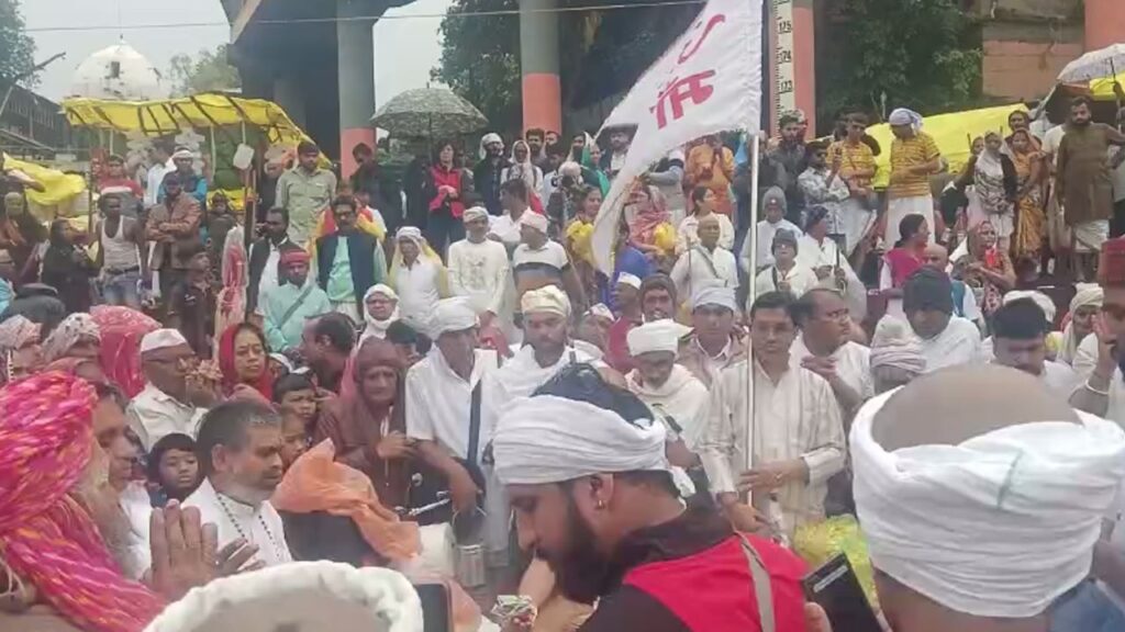 महा व्रत धारी दादा गुरु की पैदल नर्मदा परिक्रमा का द्वितीय चरण आज ओंकारेश्वर से प्रारंभ। महा व्रत धारी दादा गुरु की पैदल नर्मदा परिक्रमा का द्वितीय चरण आज ओंकारेश्वर से प्रारंभ।