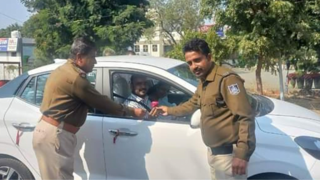 नारायणगढ़ पुलिस द्वारा हेलमेट और सीट बेल्ट पहनने वालों को दिया गुलाब नारायणगढ़ पुलिस द्वारा हेलमेट और सीट बेल्ट पहनने वालों को दिया गुलाब