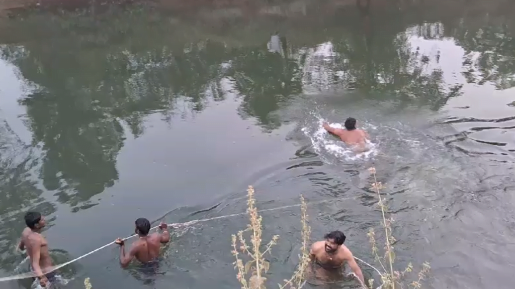 ओंकारेश्वर दर्शन के लिए जा रहे थे नहर में गिरा वाहन मां बेटी की मौत ओंकारेश्वर दर्शन के लिए जा रहे थे नहर में गिरा वाहन मां बेटी की मौत