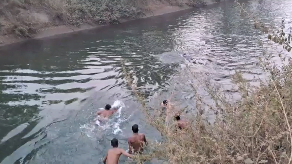 ओंकारेश्वर दर्शन के लिए जा रहे थे नहर में गिरा वाहन मां बेटी की मौत ओंकारेश्वर दर्शन के लिए जा रहे थे नहर में गिरा वाहन मां बेटी की मौत