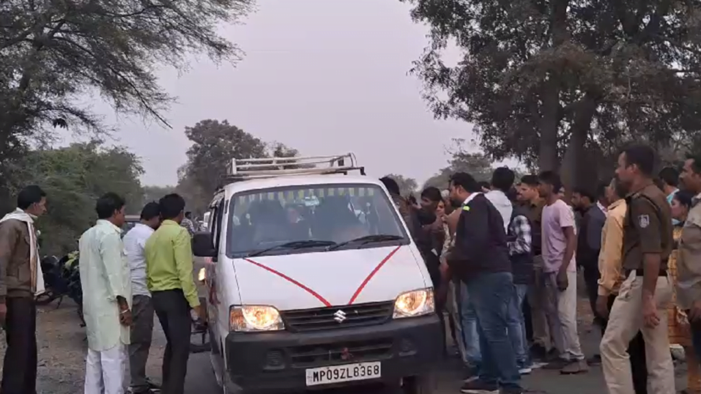 ओंकारेश्वर दर्शन के लिए जा रहे थे नहर में गिरा वाहन मां बेटी की मौत ओंकारेश्वर दर्शन के लिए जा रहे थे नहर में गिरा वाहन मां बेटी की मौत