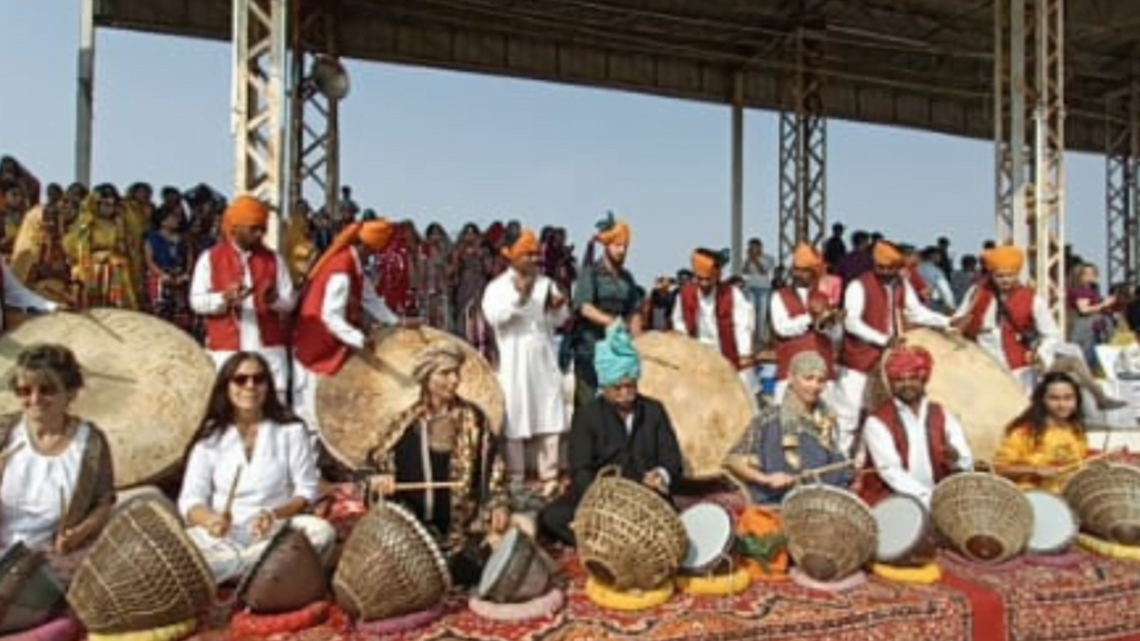 विश्व प्रसिद्ध पुष्कर मेले का प्रशासनिक स्तर पर ध्वजारोहण व रंगारंग कार्यक्रमों के साथ हुआ शुभारंभ विश्व प्रसिद्ध पुष्कर मेले का प्रशासनिक स्तर पर ध्वजारोहण व रंगारंग कार्यक्रमों के साथ हुआ शुभारंभ