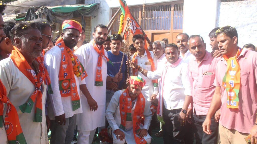 कांग्रेस छोड़कर भाजपा की सदस्यता ग्रहण की, वॉर्ड नम्बर एक के पार्षद सहित 30 परिवारों ने कांग्रेस छोड़ दी,