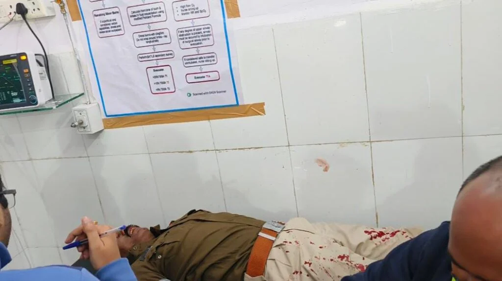 करणी सेना के ज्ञापन के दौरान ड्यूटी कर रहे एएसआई पर पीछे से हमला करणी सेना के ज्ञापन के दौरान ड्यूटी कर रहे एएसआई पर पीछे से हमला