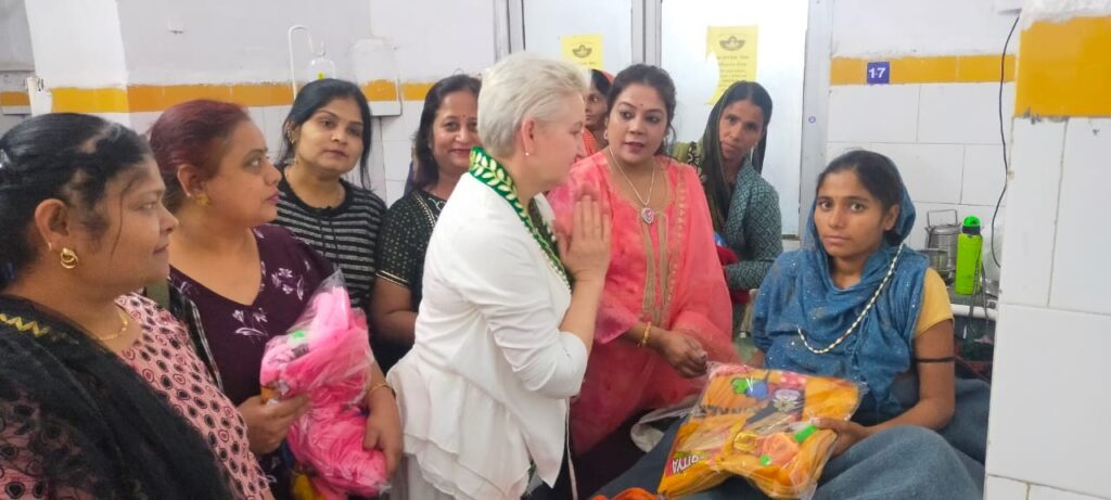 मां ही दुनिया में एकमात्र इंसान है जो बेटियों की चिंता व डर खुशियों में बदल सकती है, एडवोकेट मीनू लालवानी मां ही दुनिया में एकमात्र इंसान है जो बेटियों की चिंता व डर खुशियों में बदल सकती है, एडवोकेट मीनू लालवानी
