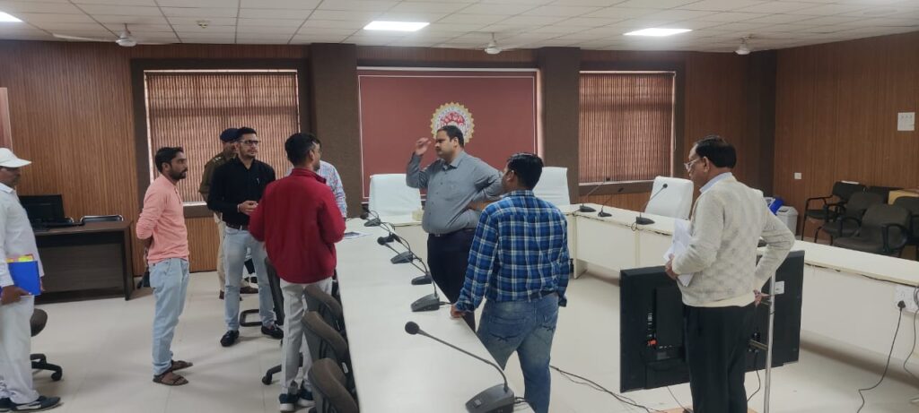 कार्यस्थल पर तैयारियों का कलेक्टर कर्मवीर शर्मा ने ने लिया जायजा। कार्यस्थल पर तैयारियों का कलेक्टर कर्मवीर शर्मा ने ने लिया जायजा।