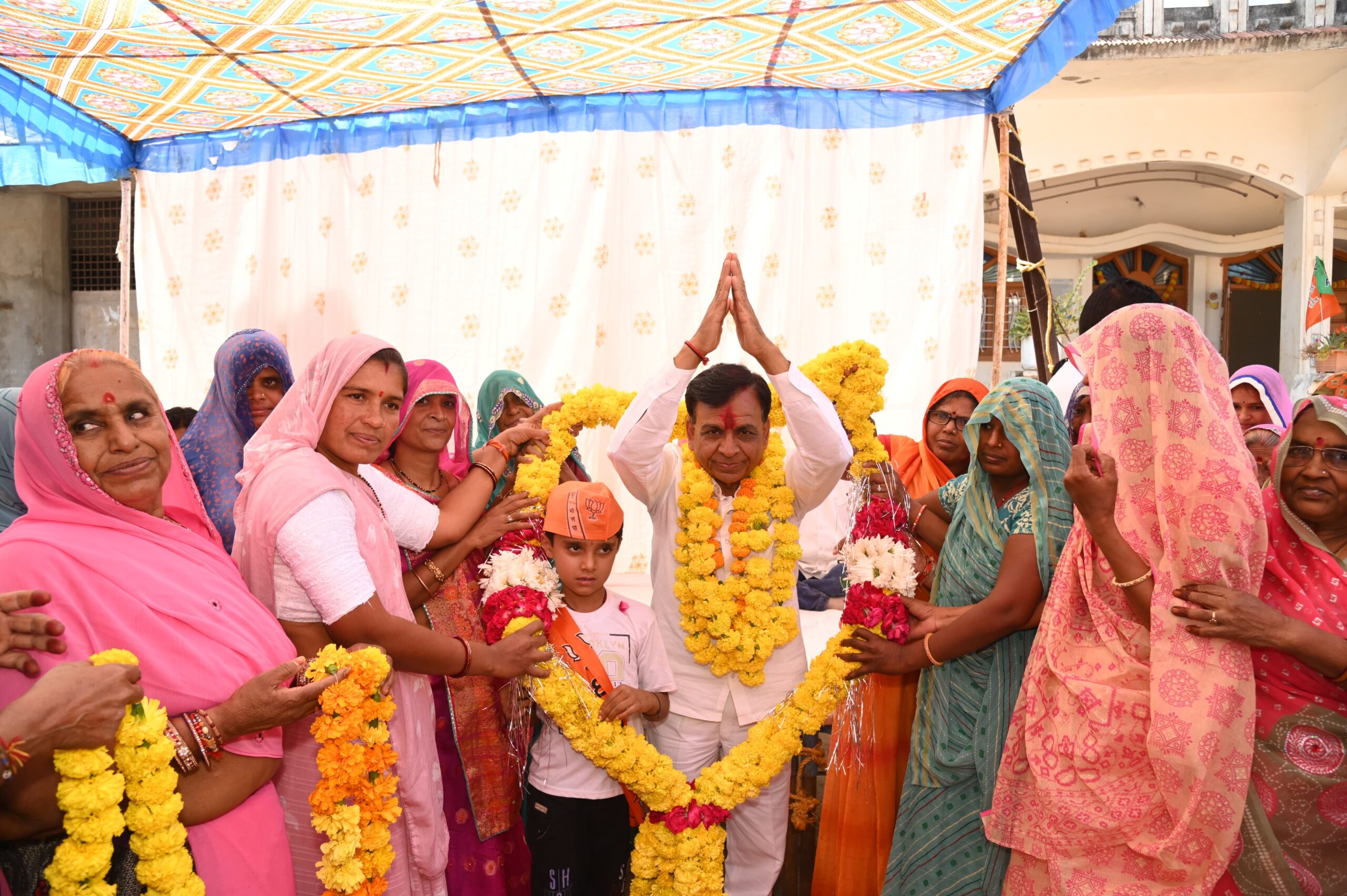 भाजपा प्रत्याशी देवड़ा को मिल रहा है भारी जन समर्थन अनेक गांवों में किया तूफानी जनसंपर्क