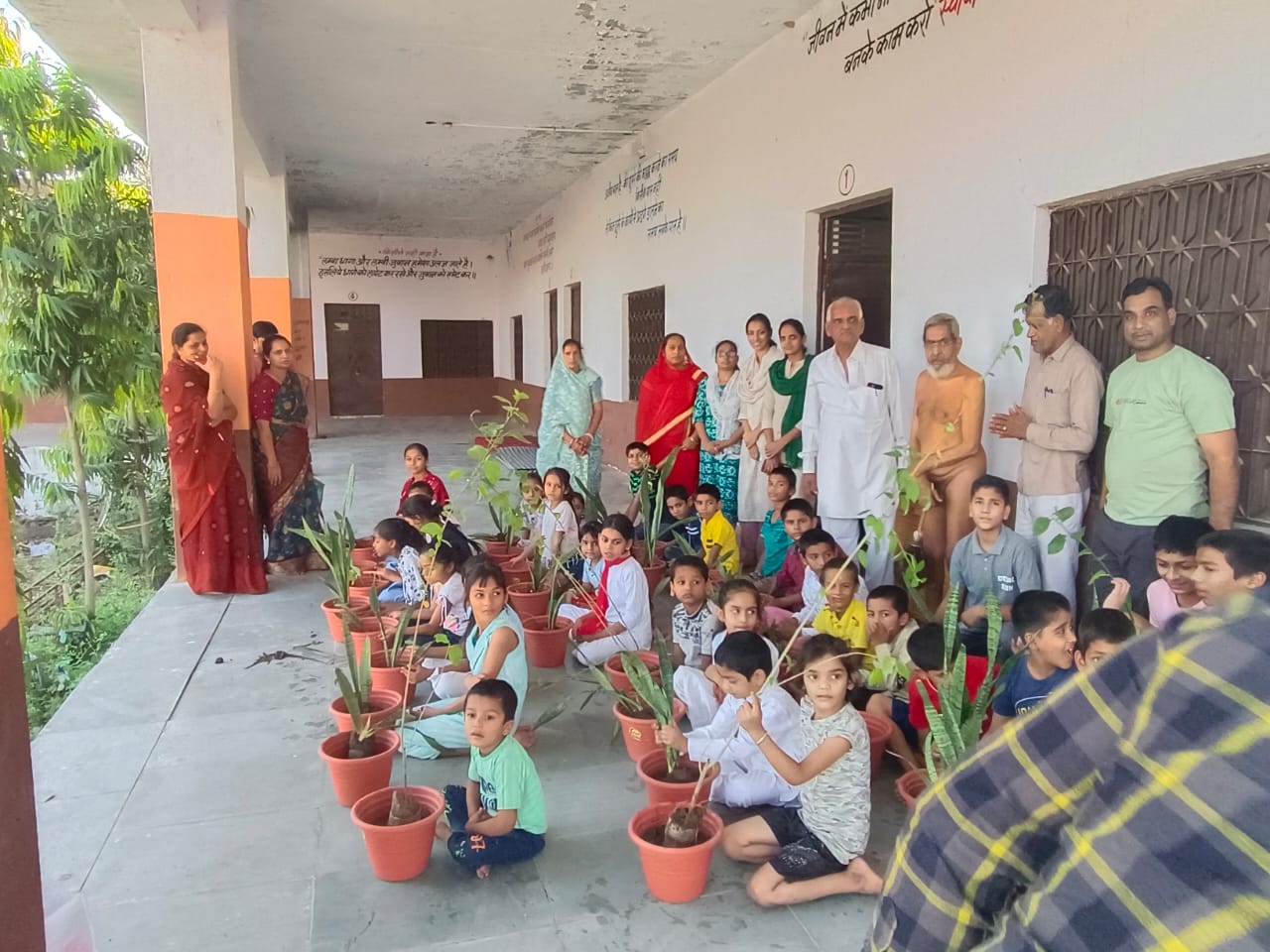 मुनि श्री दर्शन सागर जी की आरती मुनि दीक्षा दिवस हर्ष उल्लास से मनाया