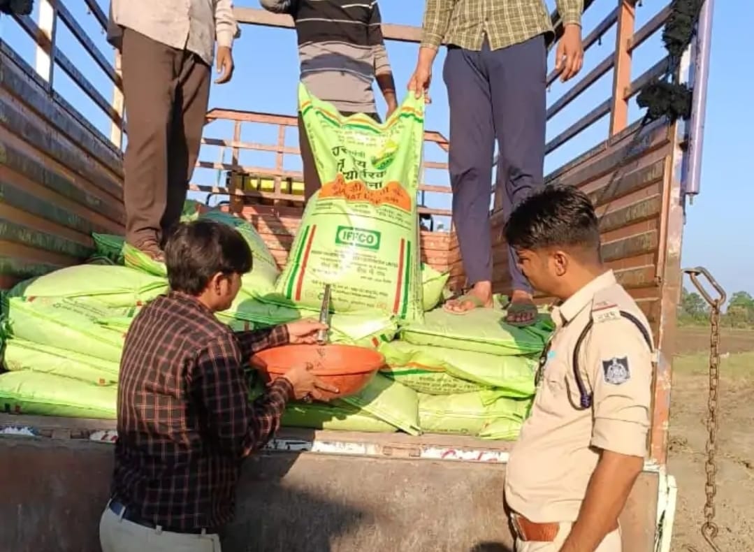 मंदसौर, चेकिंग के दौरान 100 बोरियो मे भरा 5000 किलोग्राम नकली खाद को जप्त कर किसानों के हित मे की गई कार्यवाही।