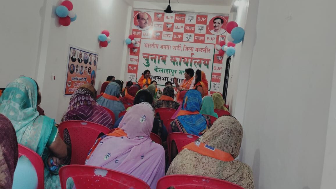 भाजपा महिला मोर्चा ने कयामपुर में किया महिलाओं से संपर्क भाजपा महिला मोर्चा ने कयामपुर में किया महिलाओं से संपर्क