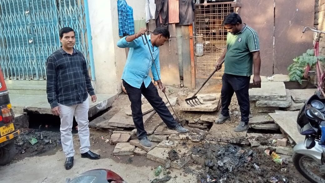 कल्याण कमलमय समर्थक समिति द्वारा वार्ड नंबर 15 में आमजन की पानी व नालियों की समस्या का तुरंत कराया निराकरण