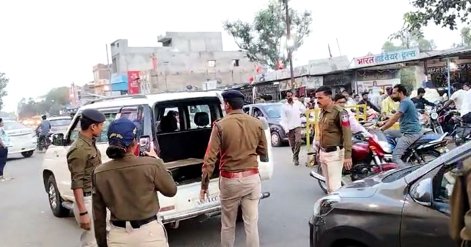 चुनाव प्रसार थमते ही प्रशासन हुआ अलर्ट पिपलिया मंडी चौपाटी पर चेकिंग अभियान शुरू चौकी प्रभारी अभिषेक बोरासी द्वारा