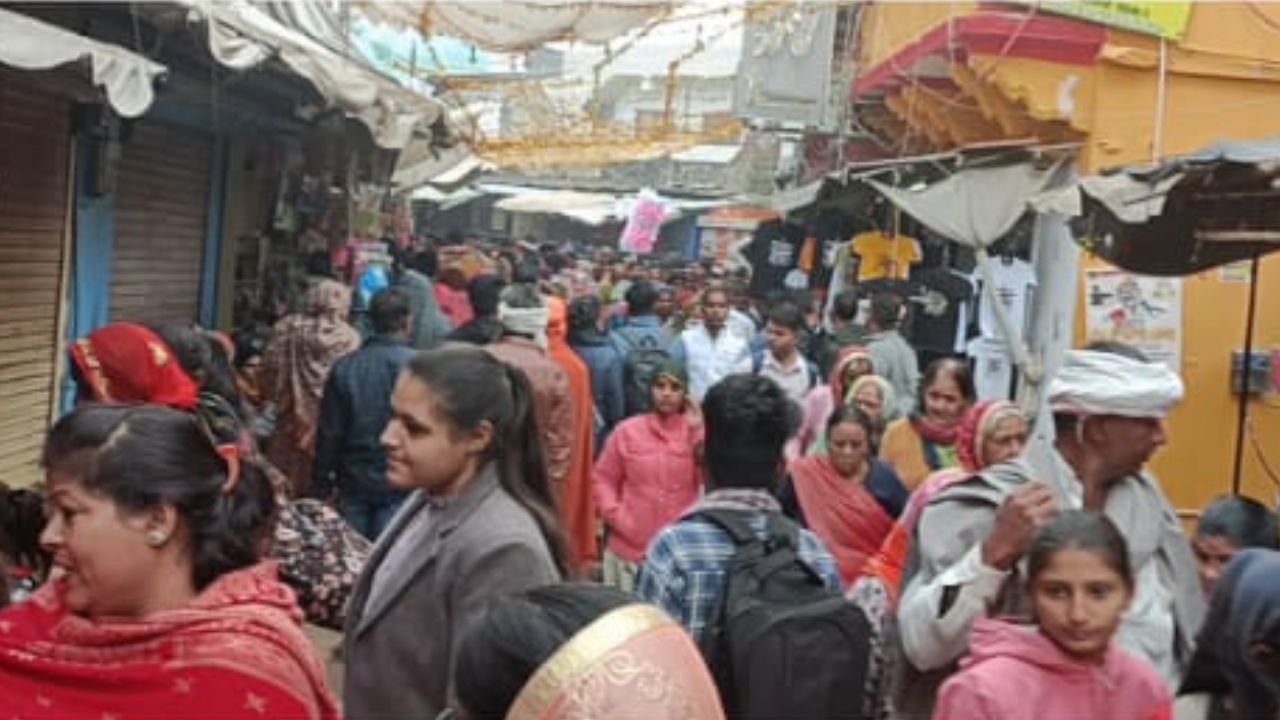 कार्तिक मास की पावन पूर्णिमा के उपलक्ष्य में करोड़ों लोगों के आस्था के केंद्र पुष्कर सरोवर में महास्नान शुरू