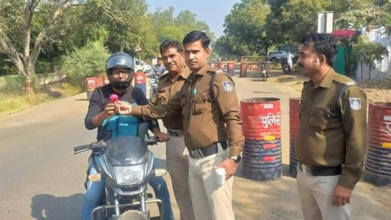 नारायणगढ़ पुलिस द्वारा हेलमेट और सीट बेल्ट पहनने वालों को दिया गुलाब