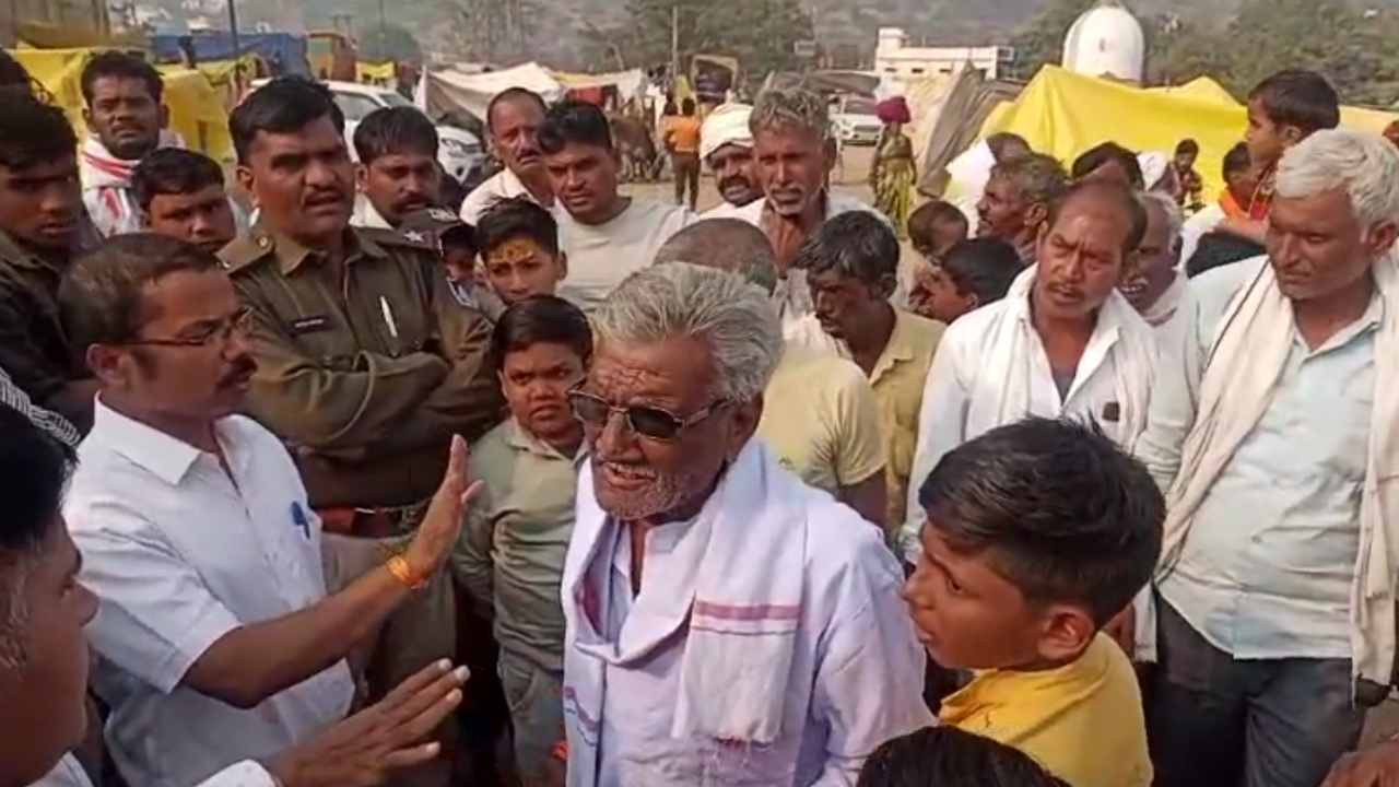 ओंकारेश्वर मेले में बैलगाड़ियों से पहुँचे किसानों को जगह नही मिलने से एसडीएम व किसानों के बीच हुआ विवाद