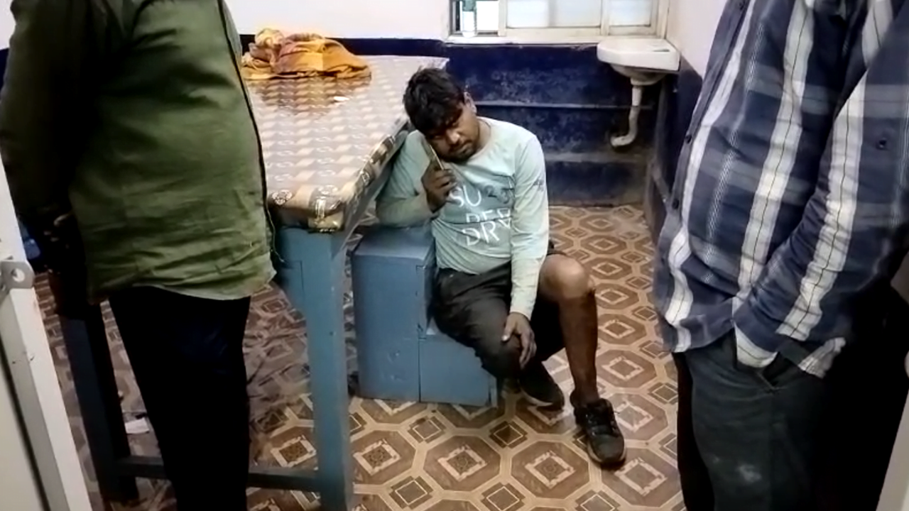 केले से भरा आयशर वाहन पलटा हेल्पर की मौके पर हुई मौत