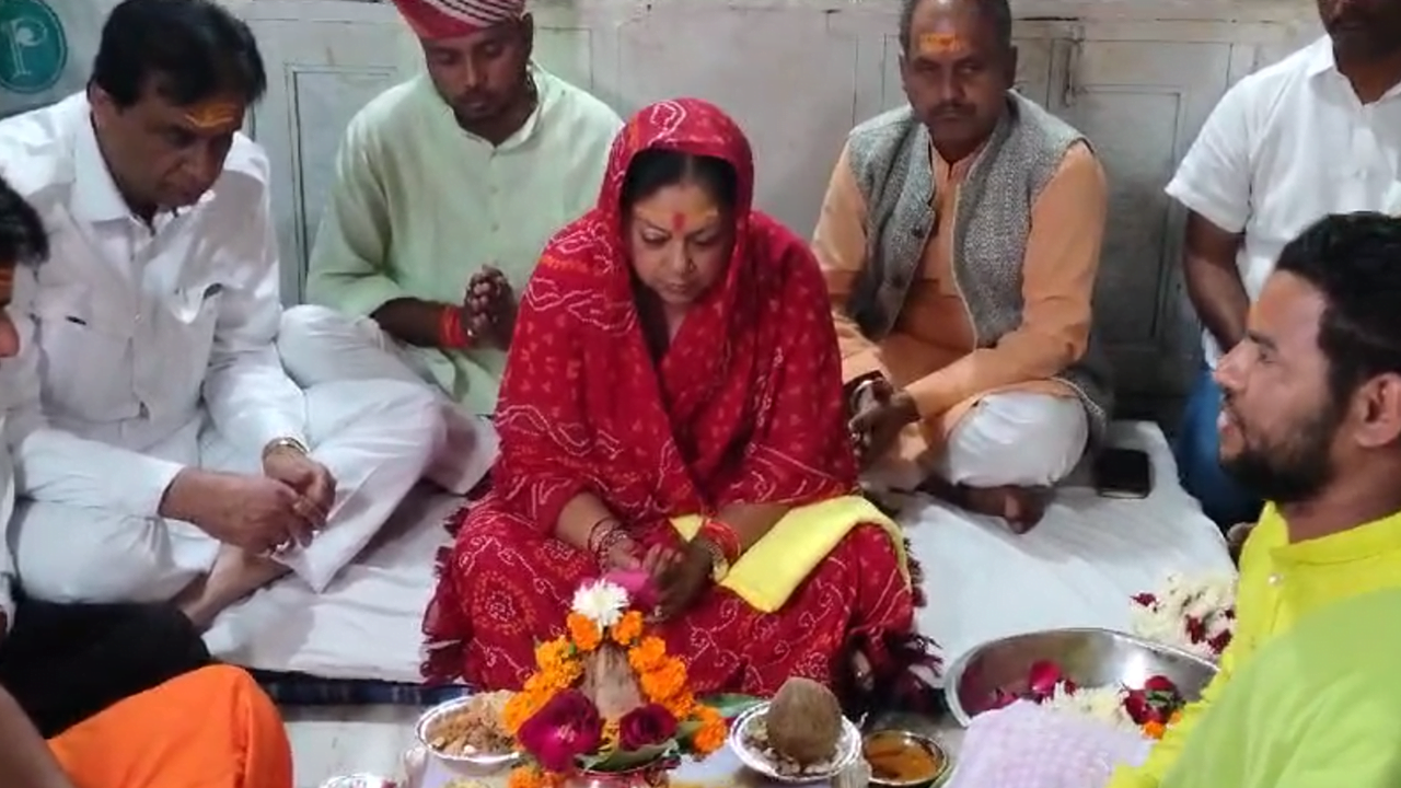 पूर्व सीएम वशुंधरा राजे सिंधिया ने गौतमेश्वर महादेव का किया अभिषेक