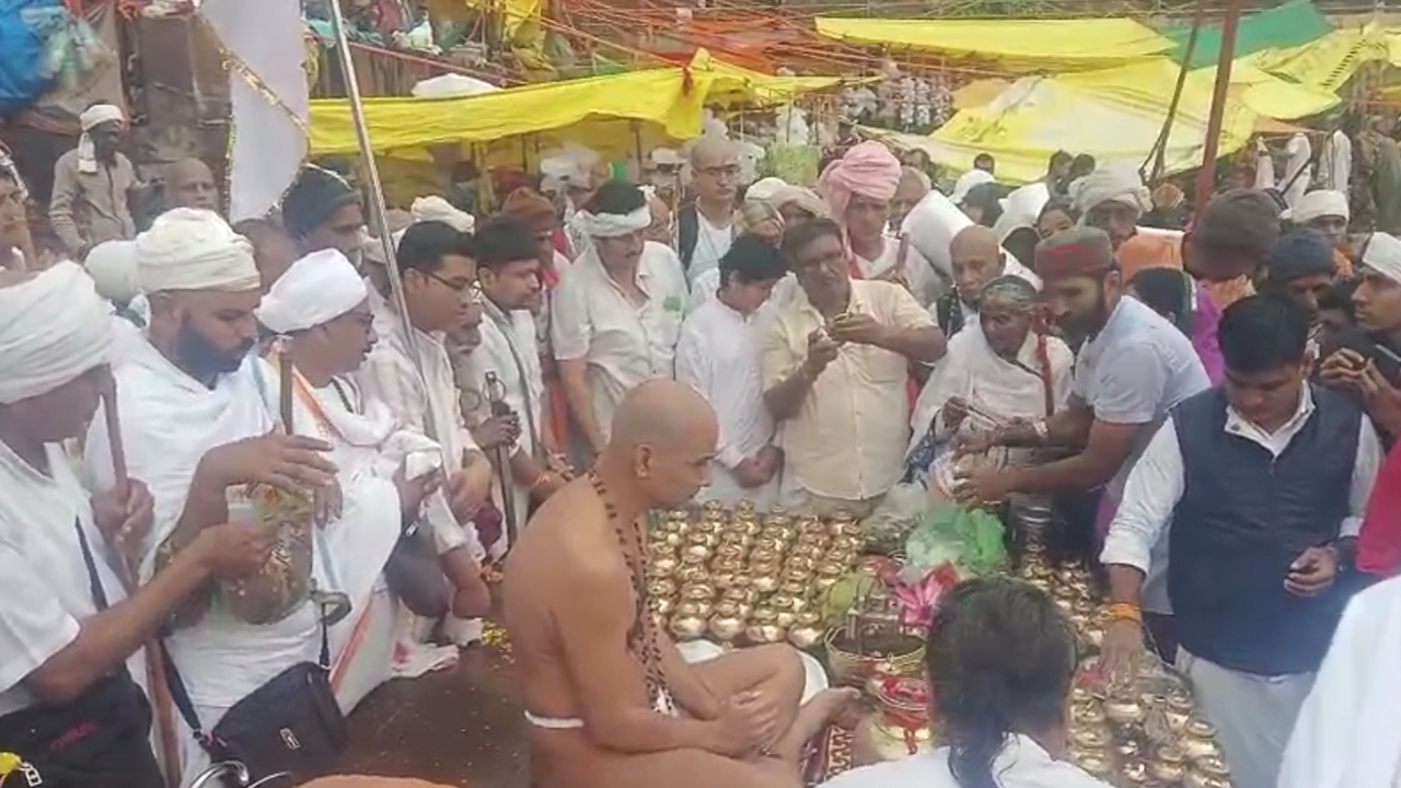 महा व्रत धारी दादा गुरु की पैदल नर्मदा परिक्रमा का द्वितीय चरण आज ओंकारेश्वर से प्रारंभ।