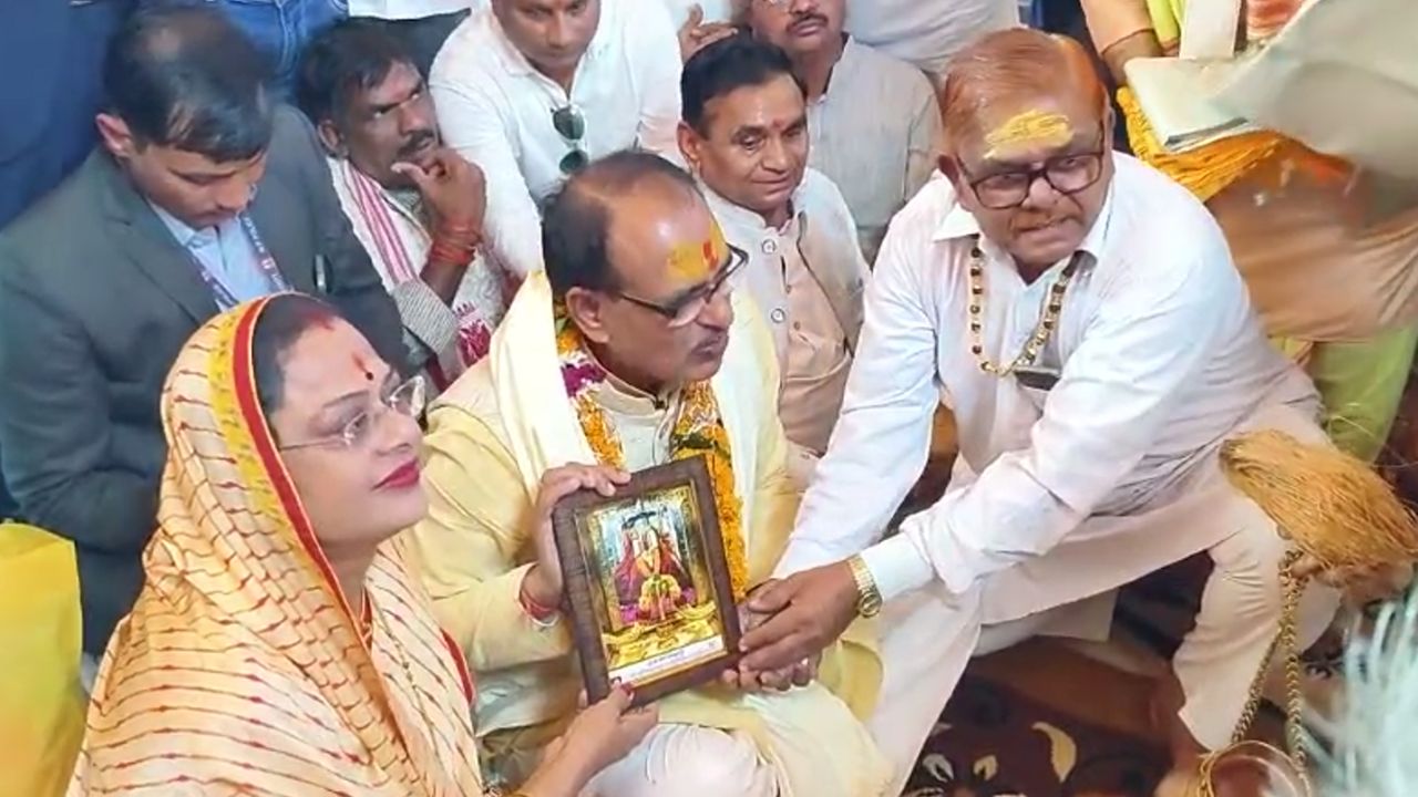 ओंकारेश्वर में भगवान भोलेनाथ के दर्शन करने पहुँचे मुख्यमंत्री शिवराज सिंह चौहान ओंकारेश्वर में भगवान भोलेनाथ के दर्शन करने पहुँचे मुख्यमंत्री शिवराज सिंह चौहान