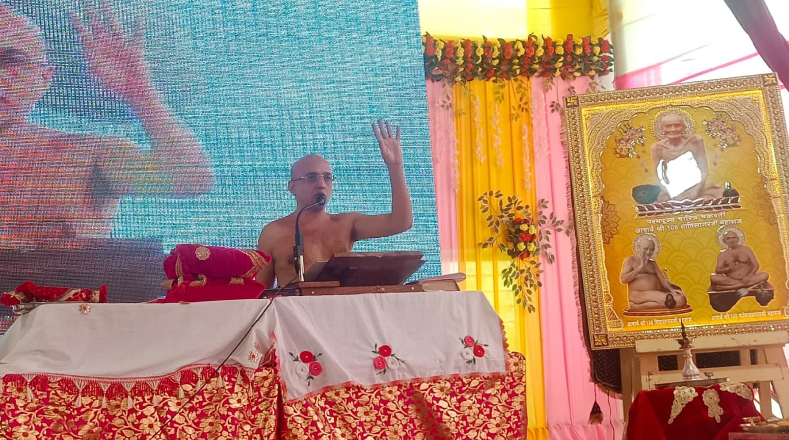 मन के विकारों के छिपाने के लिए वस्त्र धारण करने पड़ते हैं मुनिश्री सुप्रभ सागर मन के विकारों के छिपाने के लिए वस्त्र धारण करने पड़ते हैं मुनिश्री सुप्रभ सागर