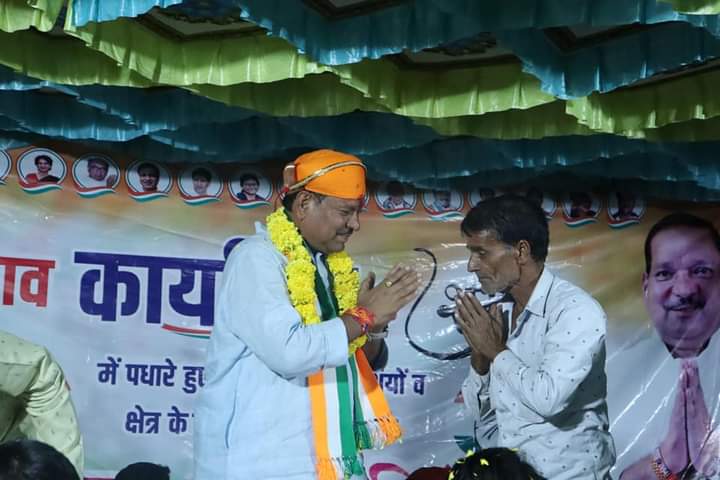 सखलेचा ने क्षेत्र को पिछड़ेपन के अभिशाप से मुक्त नहीं कराया बल्कि खुद ही विकास के नाम पर अभिशाप-समंदर पटेल