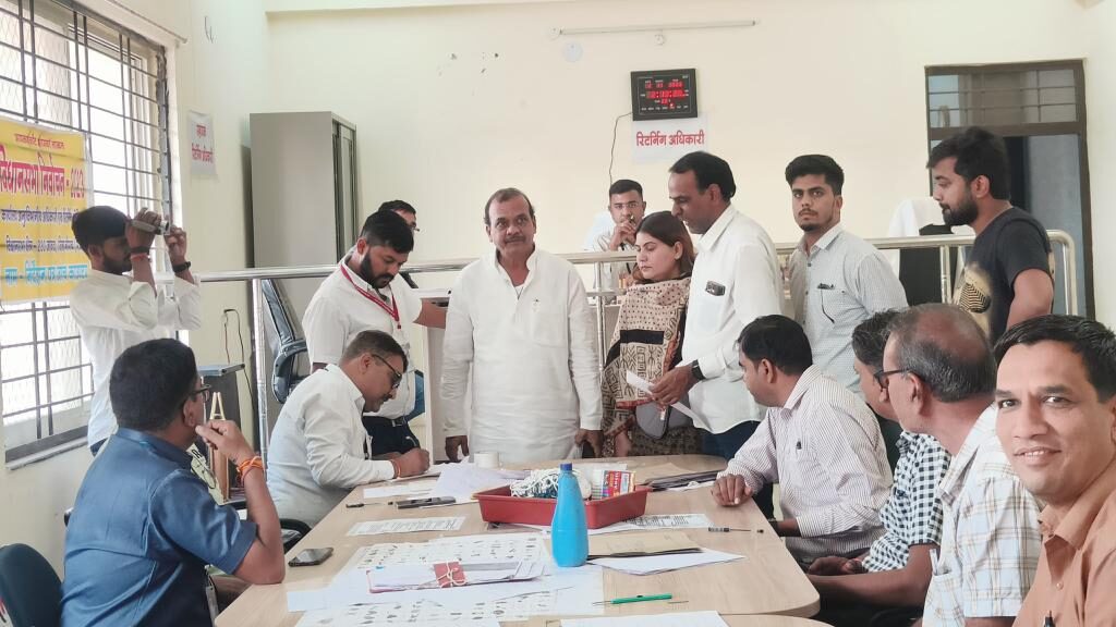 राजकुमार अहीर ने कमलनाथ जी के आग्रह पर जावद विधान सभा क्षेत्र से अपना नामांकन फार्म वापस ले लिया