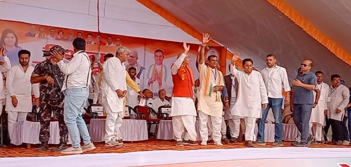 सभा स्थल पहुंचे कमलनाथ, कांग्रेस प्रत्याशियों सहित कई दिग्गज नेताओ ने किया स्वागत