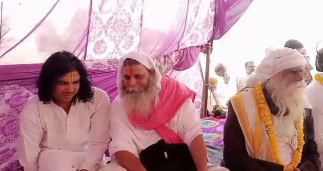 श्रीमद् भागवत कथा के आयोजन में अयोध्या धाम और आसपास क्षेत्र से साधु संतों का गांव में आगमन