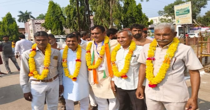 कई नेताओं ने छोड़ा बसपा का दामन, पीसीसी चीफ कमलनाथ की आमसभा के दौरान ली कांग्रेस की सदस्यता, गुर्जर ने किया स्वागत
