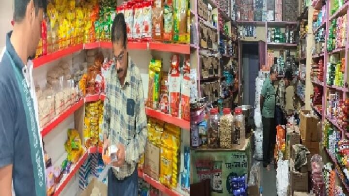 कलेक्टर श्री दिनेश जैन के निर्देशन में आगामी त्योहार को देखते हुए 5 खाद्य प्रतिष्ठानो का खाद्य सुरक्षा टीम ने निरीक्षण किया