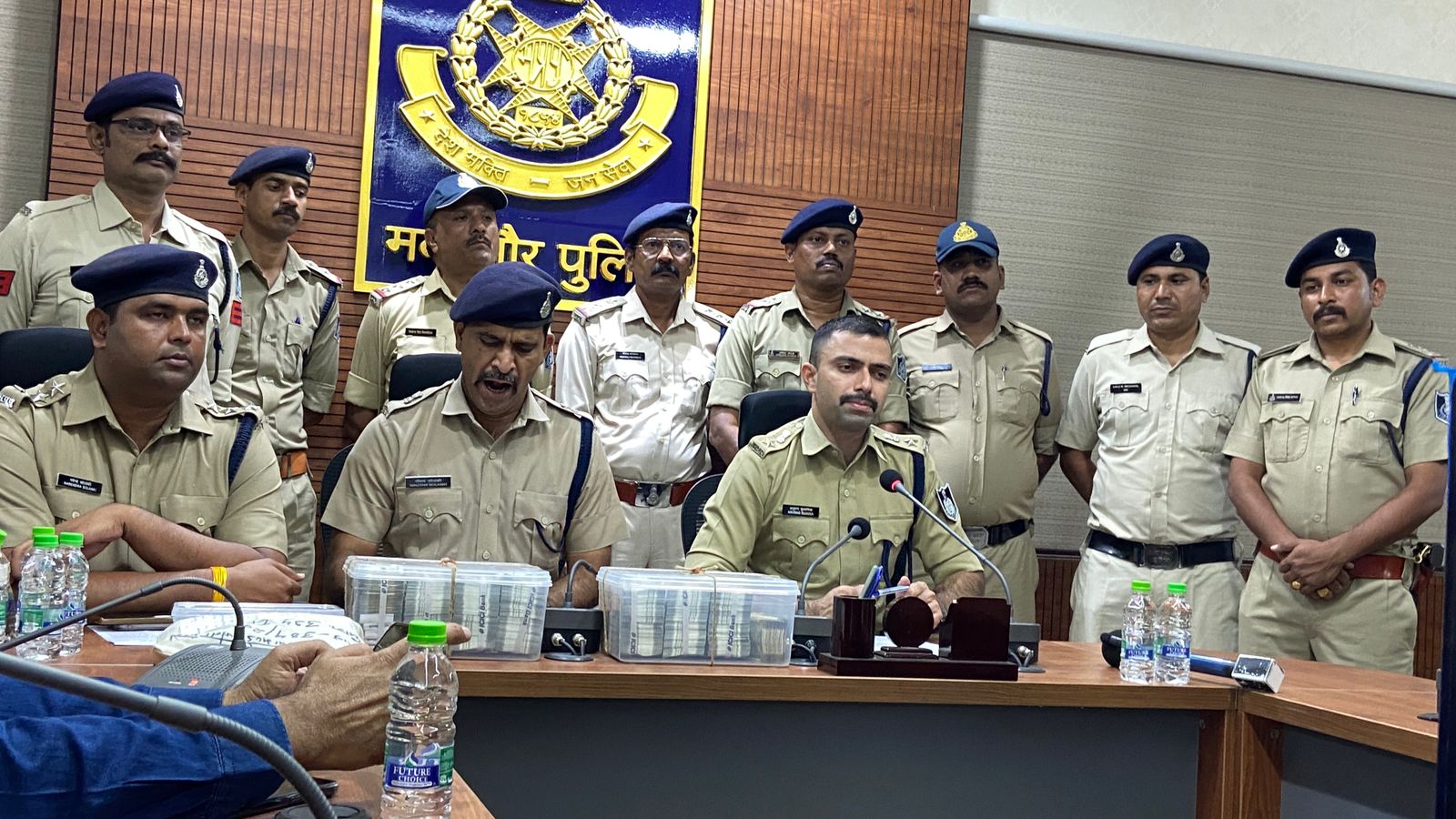 थाना पिपलिया मण्डी की कृषि उपज मंडी के बाहर दिन दहाड़े घटित 38 लाख की सनसनीखेज लूट का 24 घंटे के भीतर किया पर्दाफाश