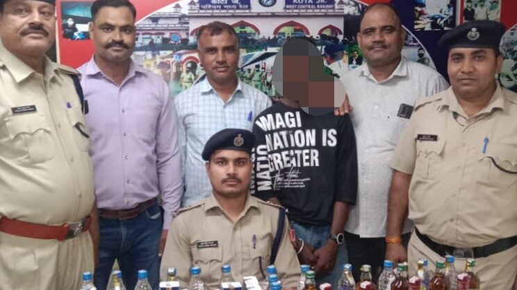 आरपीएफ ने कोटा स्टेशन पर शराब तस्कर को पकड़ा