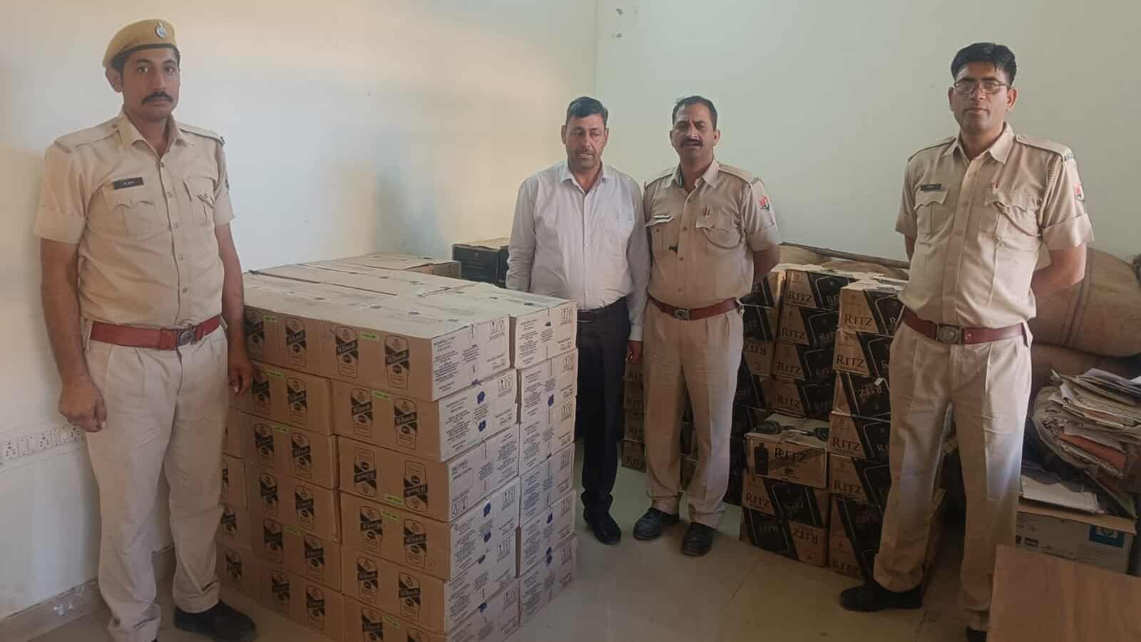 गश्ती पुलिस दल द्वारा भारी मात्रा में अवैध शराब जब्त।