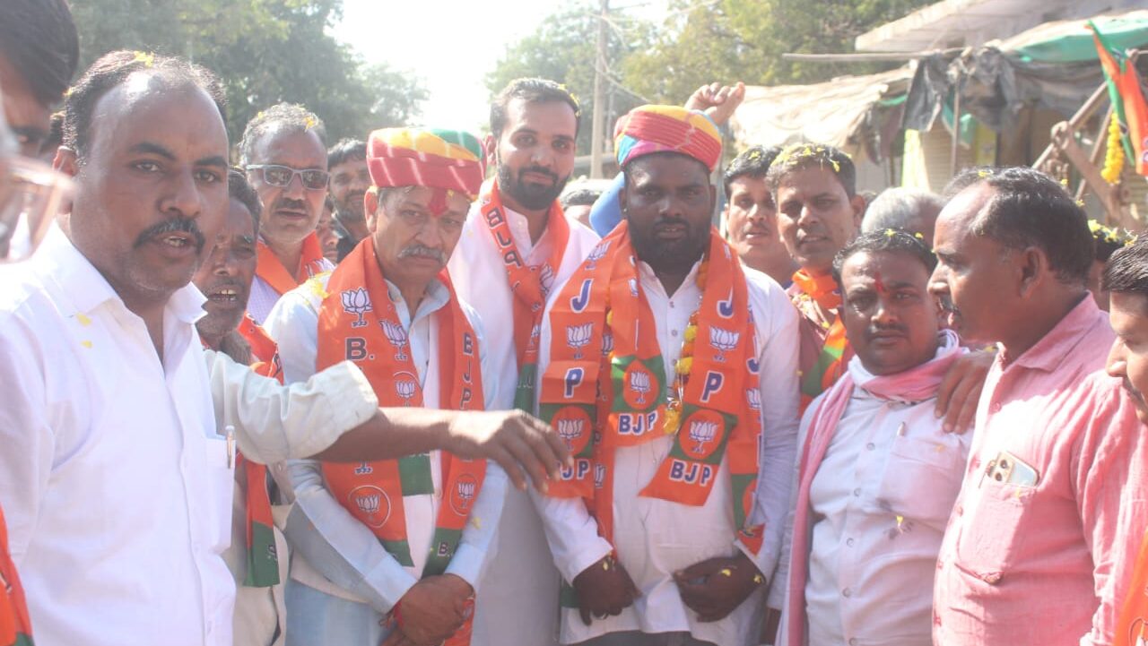 कांग्रेस छोड़कर भाजपा की सदस्यता ग्रहण की, वॉर्ड नम्बर एक के पार्षद सहित 30 परिवारों ने कांग्रेस छोड़ दी,
