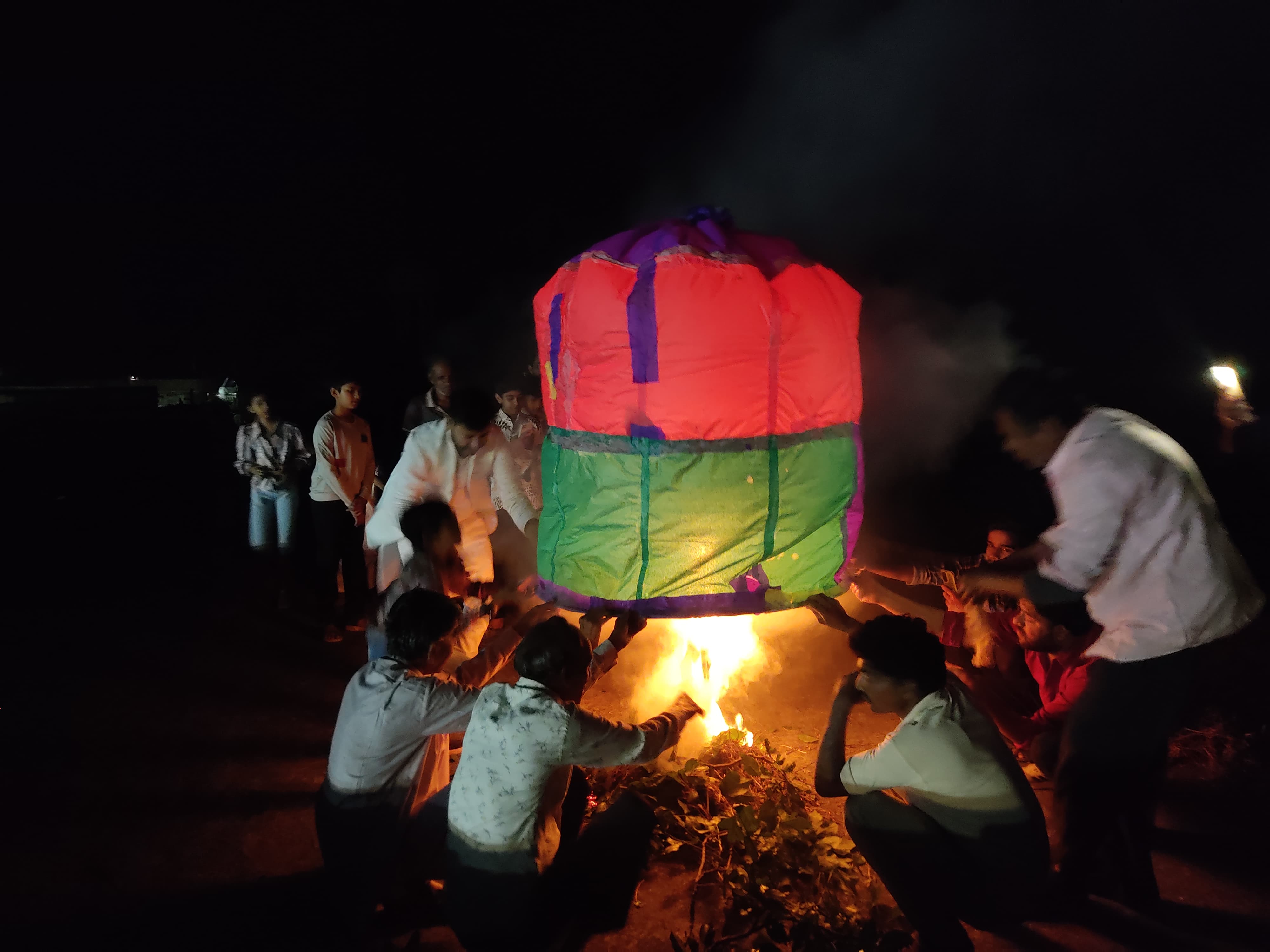 अरनोद में उडाए आग के गुब्बारे! विशेष प्रकार से उडाए जाते हैं गुब्बारे