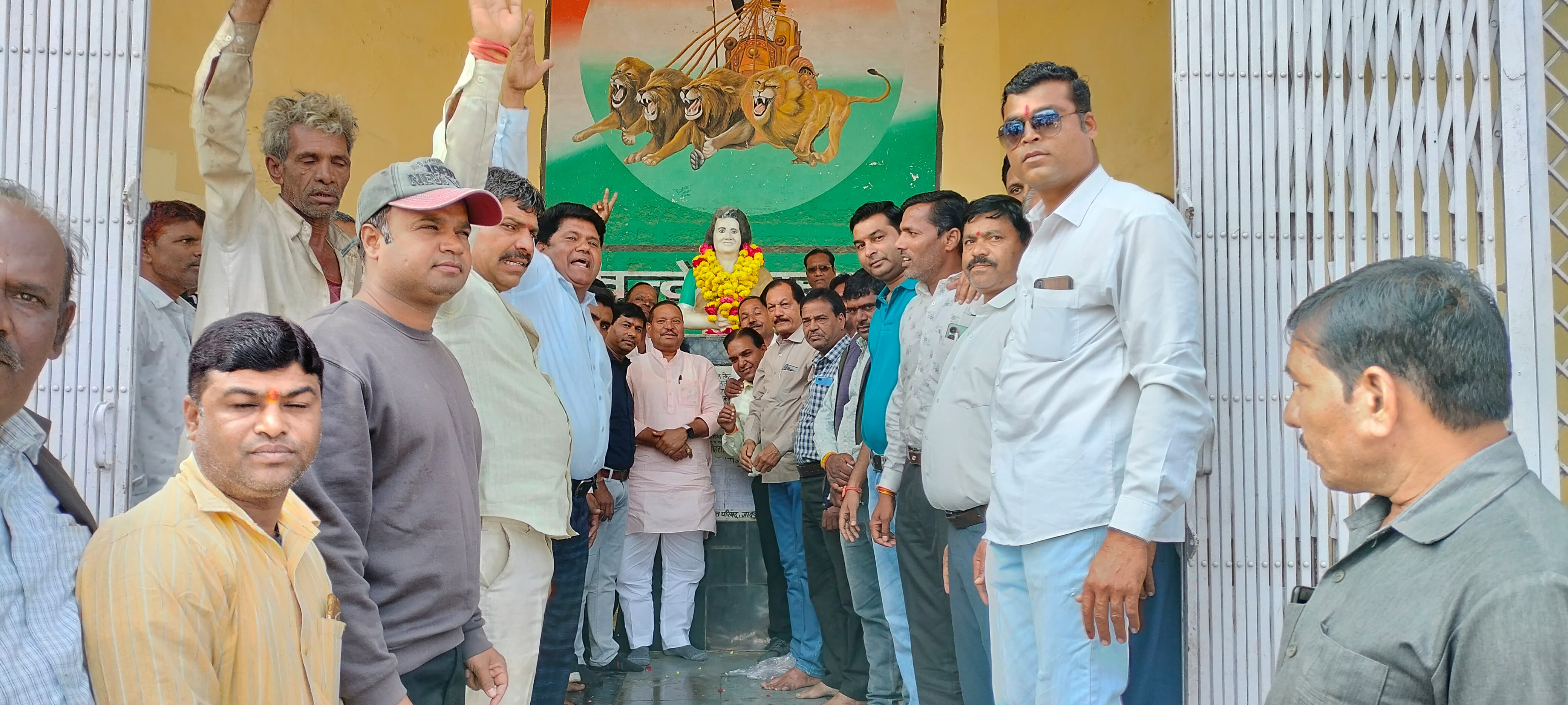 पूर्व प्रधानमंत्री इंदिरा गांधी को कांग्रेस कार्यकर्ताओं ने किया याद, आदर्शों पर चलने का लिया संकल्प
