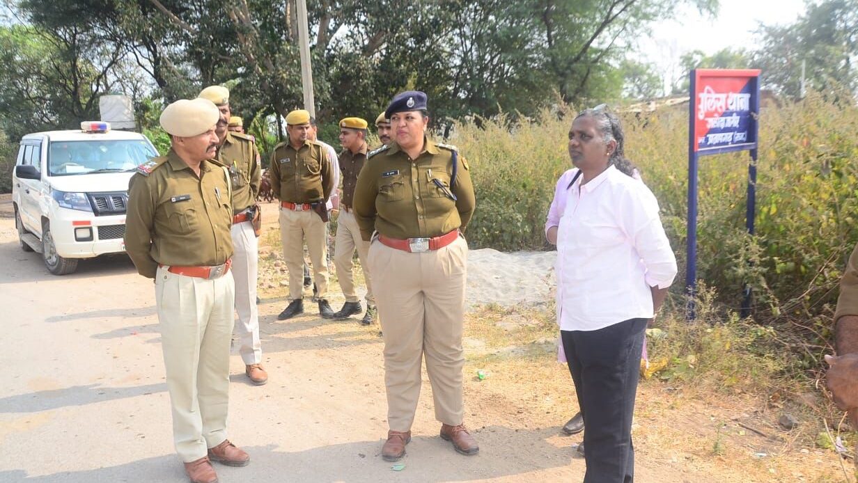 पुलिस ऑब्ज़र्वर ने निम्बाहेड़ा विधानसभा क्षेत्र में भ्रमण के दौरान चुनावी तैयारी की समीक्षा की।