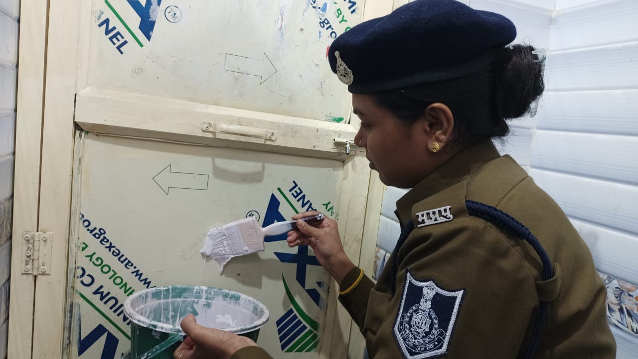 ऑपरेशन क्लीन ऑफ माइंड अभियान के तहत महिला थाने की टीम ने इंडस्ट्री हाउस स्थित प्रसाधन कक्षों में पहुँच चलाया नकारात्मक विचारों के विरुद्ध सफाई अभियान।