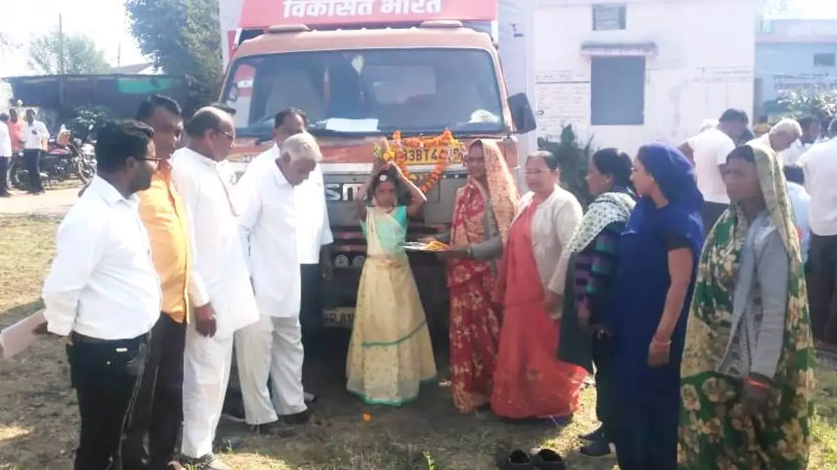 केंद्र और राज्य सरकार की कल्याणकारी योजनाओं की दी जा रही जानकारी