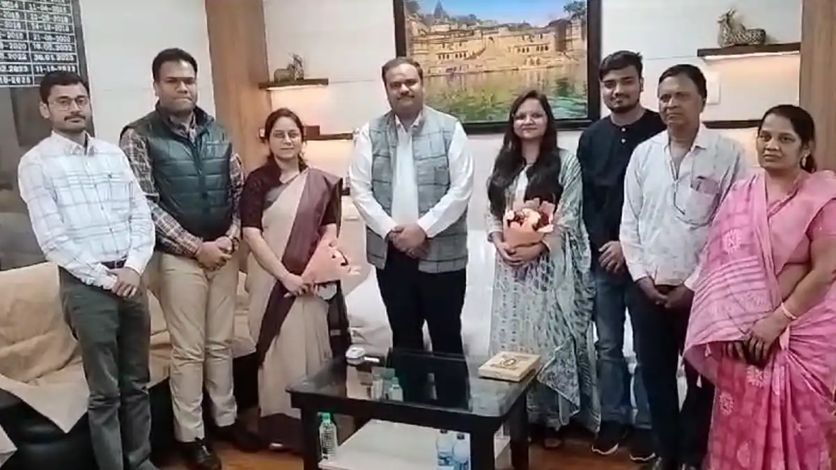 खरगोन जिले की बेटियों का कलेक्टर कर्मवीर शर्मा ने किया सम्मान।