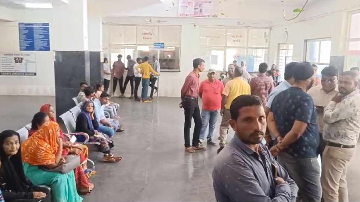 बड़वाह अस्पताल के डॉक्टर्स ने करीब तीन घंटे किया काम बंद