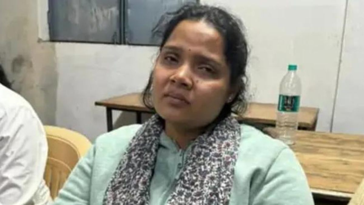 महिला पटवारी को 8 हजार की रिश्वत लेते लोकायुक्त ने रंगे हाथों पकडा