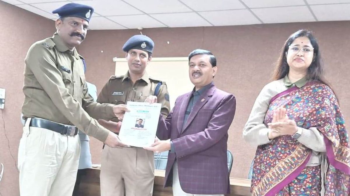 नीमच केंट थाने पर पदस्थ हेड कांस्टेबल आजाद सिंह जिला कलैक्टर द्वारा सम्मानित