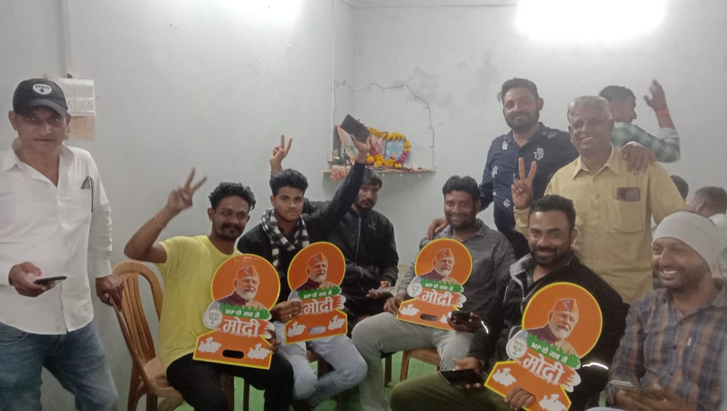 भाजपा ने तिरला मंडल पर विजय मिलने पर आतिशबाजी के साथ मिठाई बाटी