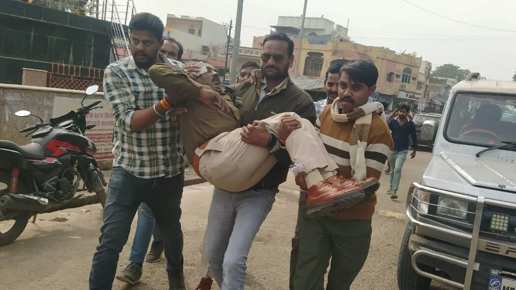 करणी सेना के ज्ञापन के दौरान ड्यूटी कर रहे एएसआई पर पीछे से हमला
