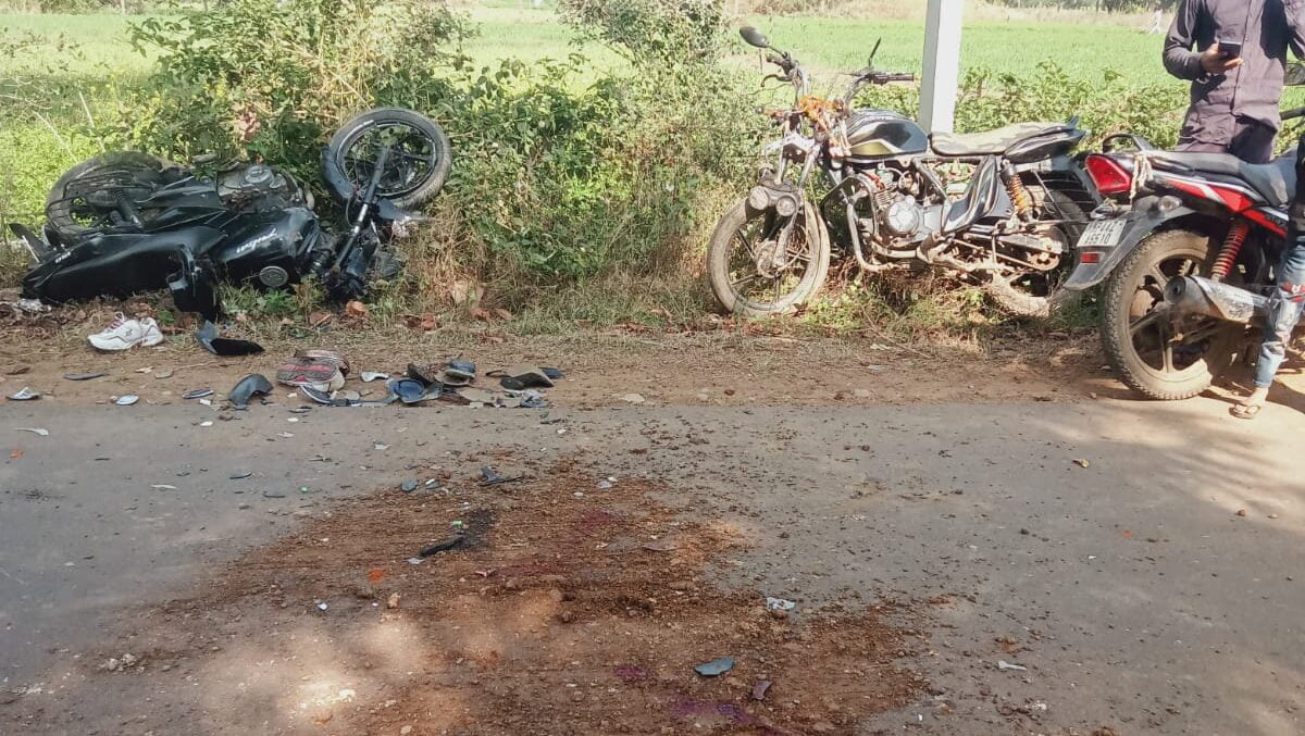 सरवानिया महाराज में दो बाइक की आमने-सामने की टक्कर में एक की मौत, तीन लोग हुए घायल