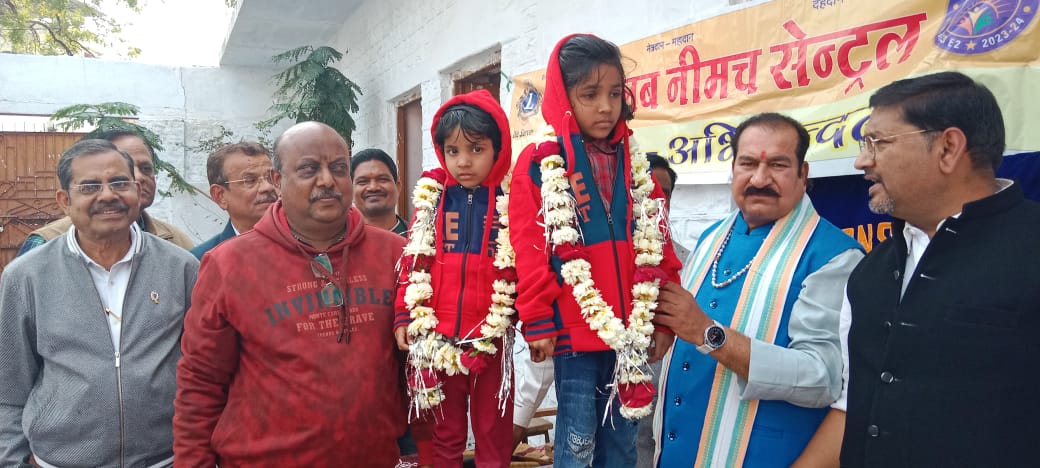 शहर के उपनगर नीमच सिटी में आज दिनांक 16 दिसंबर 2023 शनिवार का दिन स्कूली बच्चों के लिए ठंड में खुशियों की सौगात लेकर आया