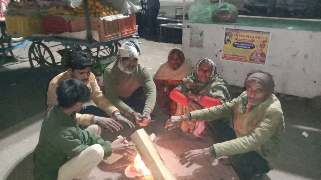 ठण्ड कि ठिठुरण को देख आमजन की मांग पर नगर परिषद सिंगोली ध्दारा अलाव की लकड़ी की व्यवस्था